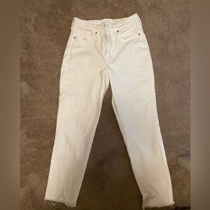 High waited white jeans from Old Navy. Used once. It does not fit me.
